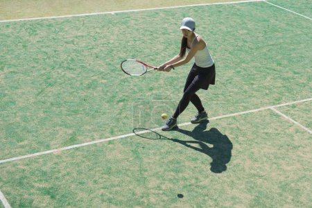 Foto de Hermosa mujer para jugar al tenis - Imagen libre de derechos