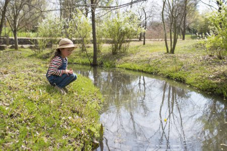 Téléchargez les photos : Fille jouer dans le ruisseau - en image libre de droit
