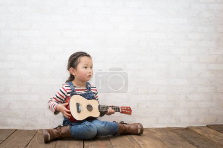 Téléchargez les photos : Fille pour jouer de la guitare - en image libre de droit
