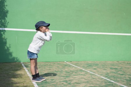 Foto de Lindo asiático niña jugando tenis en corte. concepto de deporte y estilo de vida. - Imagen libre de derechos
