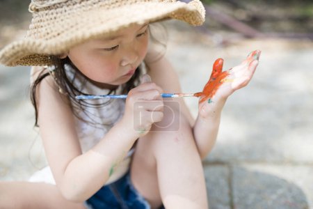 Téléchargez les photos : Petite fille jouer avec la peinture - en image libre de droit