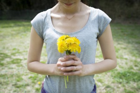 Téléchargez les photos : Femme aux fleurs jaunes - en image libre de droit