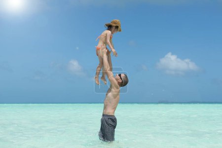 Téléchargez les photos : Père et fille jouant sur la plage - en image libre de droit