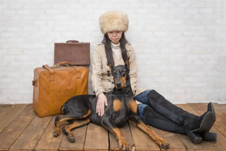 Téléchargez les photos : Voyageuse et chien Doberman - en image libre de droit