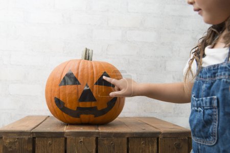 Téléchargez les photos : Halloween citrouille et petite fille - en image libre de droit