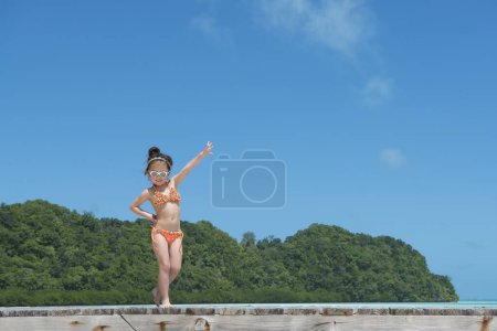 Foto de Lindo asiático niña en la playa - Imagen libre de derechos