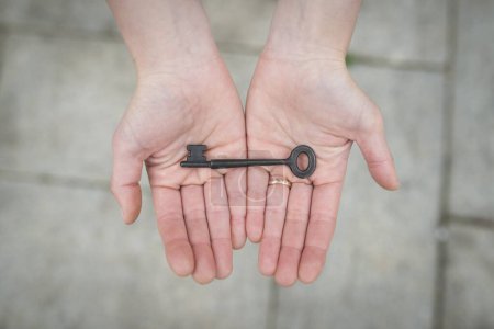 Téléchargez les photos : Mains avec une vieille clé - en image libre de droit