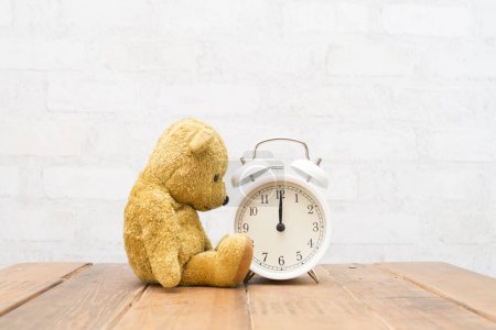 Téléchargez les photos : Réveil et un ours en peluche - en image libre de droit