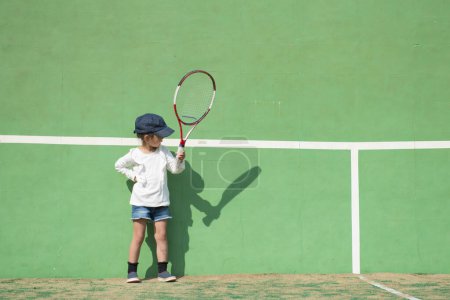 Foto de Lindo asiático niña con tenis raqueta - Imagen libre de derechos