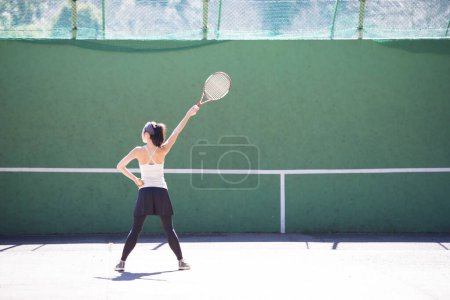Beautiful woman to play tennis