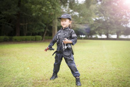 Téléchargez les photos : Petite fille en costume de police - en image libre de droit