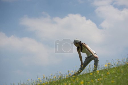 Téléchargez les photos : Femme sur la pelouse verte colline - en image libre de droit