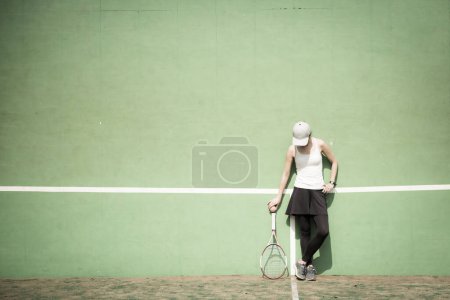 Téléchargez les photos : Homme pratiquant le tennis sur le terrain - en image libre de droit