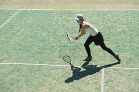 Téléchargez les photos : Belle femme pour jouer au tennis - en image libre de droit