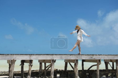 Foto de Hermosa mujer jugando en el muelle de la Isla Sur - Imagen libre de derechos