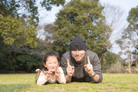 Téléchargez les photos : Père et fille jouent dans le parc - en image libre de droit