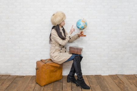 Téléchargez les photos : Une femme qui regarde le globe - en image libre de droit