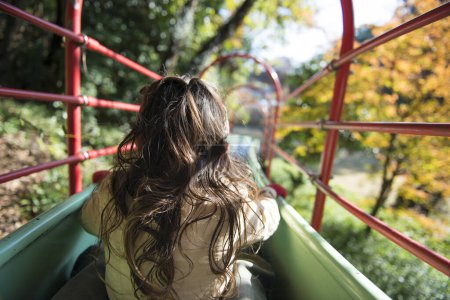 Foto de Chica jugando en el parque de otoño - Imagen libre de derechos
