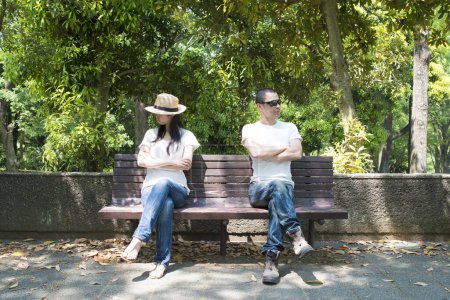 Téléchargez les photos : Couple ont une querelle sur le banc - en image libre de droit