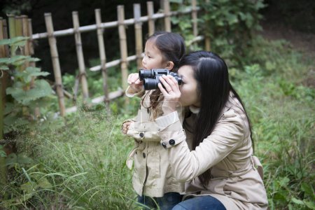 Foto de Madre e hija mirando a través de los binoculares - Imagen libre de derechos