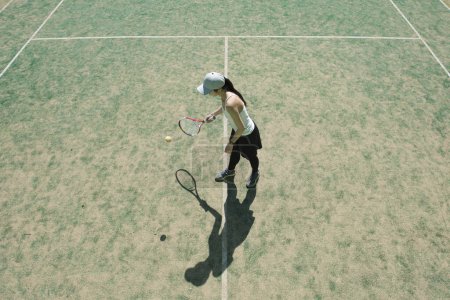 Beautiful woman to play tennis