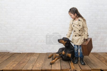 Téléchargez les photos : Doberman chien et petite fille - en image libre de droit