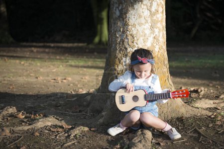 Foto de Niña tocando la guitarra - Imagen libre de derechos