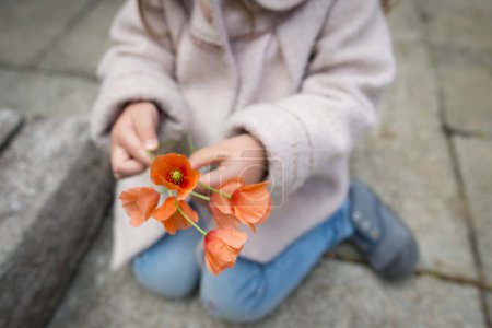 Téléchargez les photos : Fille avec un coquelicots fleurs - en image libre de droit