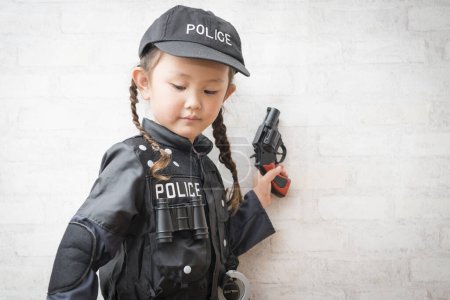 Téléchargez les photos : Fille portant un costume de police - en image libre de droit