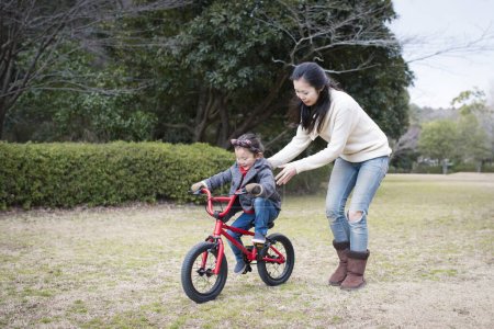 Foto de Madre e hija a la práctica de la bicicleta - Imagen libre de derechos