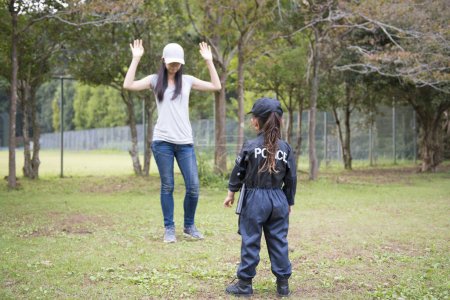 Petite fille faisant semblant d'être un policier