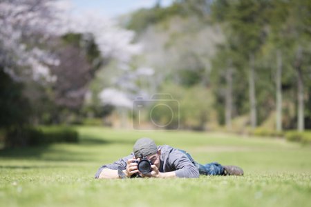 Foto de Fotógrafo masculino para tomar fotos en cámara - Imagen libre de derechos