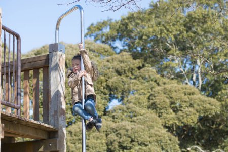 Téléchargez les photos : Heureuse petite fille jouer dans le parc - en image libre de droit