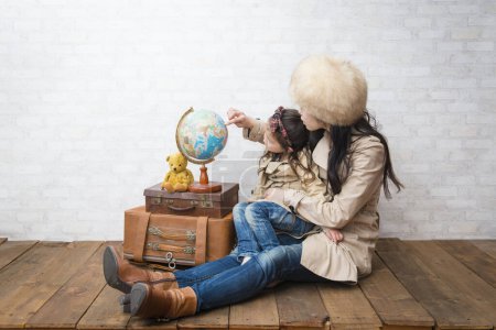 Téléchargez les photos : Mère et fille regardant le globe - en image libre de droit