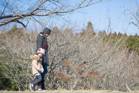 Téléchargez les photos : Mère et fille jouant dans le parc - en image libre de droit
