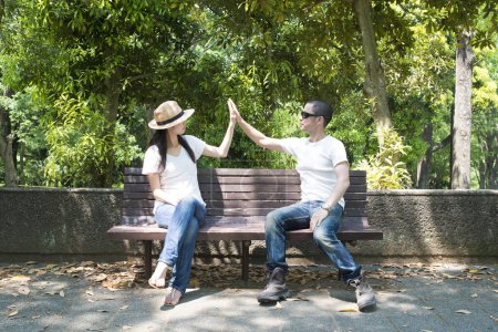 Téléchargez les photos : Couple au toucher élevé sur le banc - en image libre de droit
