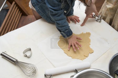 Téléchargez les photos : Mère et enfant à cuisiner - en image libre de droit