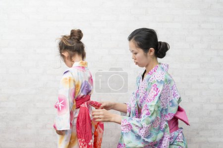 Madre e hija al aderezo de yukata