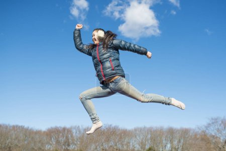 Foto de Mujer para saltar al aire libre - Imagen libre de derechos