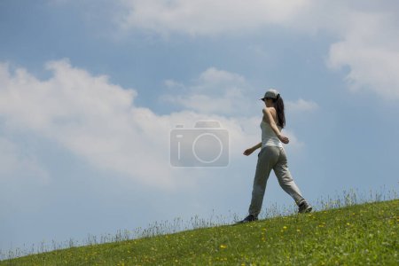 Téléchargez les photos : Femme sur la pelouse verte colline - en image libre de droit