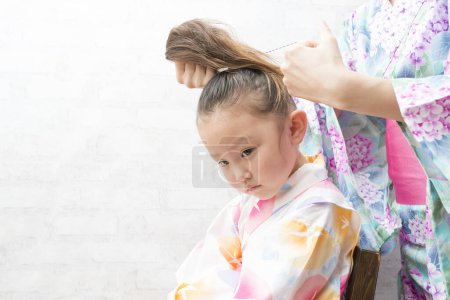 Foto de Madre e hija para establecer el cabello usando yukata - Imagen libre de derechos