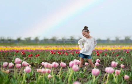 Foto de Chica en el campo con tulipanes de colores - Imagen libre de derechos
