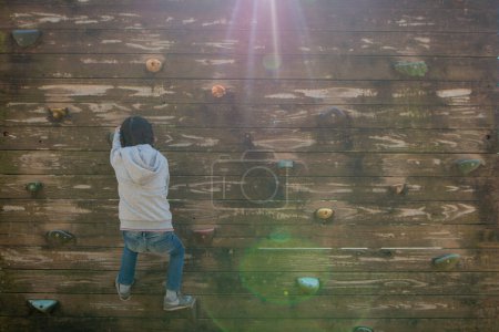 Téléchargez les photos : Enfant qui conteste l'escalade murale - en image libre de droit