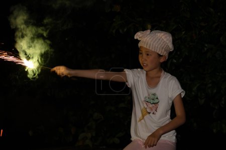 Foto de Chica jugando con fuegos artificiales de mano - Imagen libre de derechos
