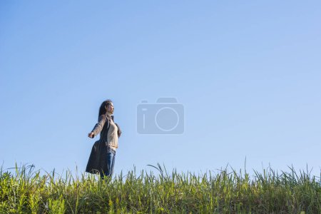 Téléchargez les photos : Une belle Japonaise debout dans la prairie - en image libre de droit