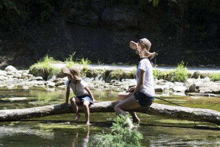 Téléchargez les photos : Mère et fille jouant dans la forêt - en image libre de droit