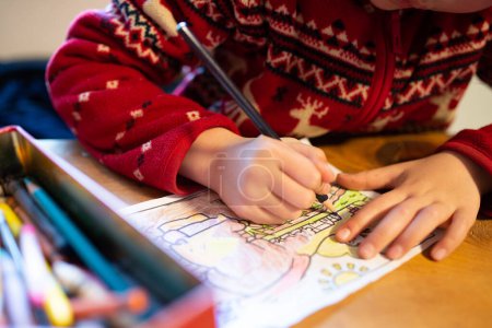 Téléchargez les photos : Enfant jouant avec le livre à colorier - en image libre de droit