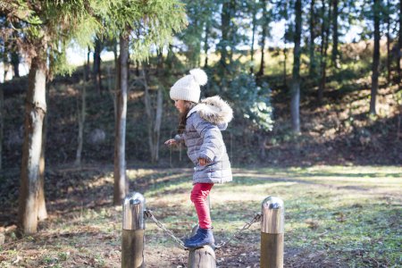 Téléchargez les photos : Petit enfant sur l'aire de jeux la forêt - en image libre de droit