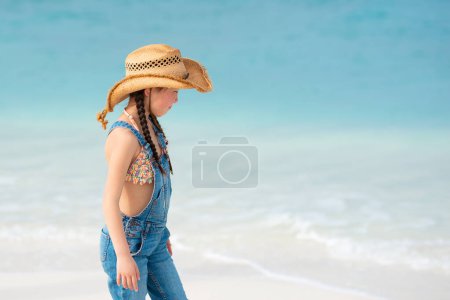 Téléchargez les photos : Petite fille sur la plage. - en image libre de droit