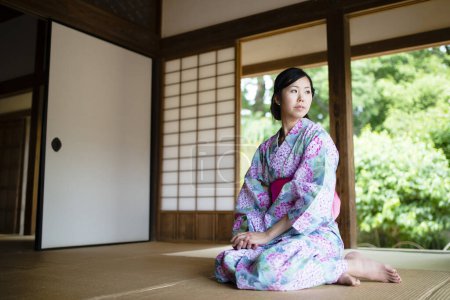 Téléchargez les photos : Une belle femme japonaise dans un Yukata - en image libre de droit